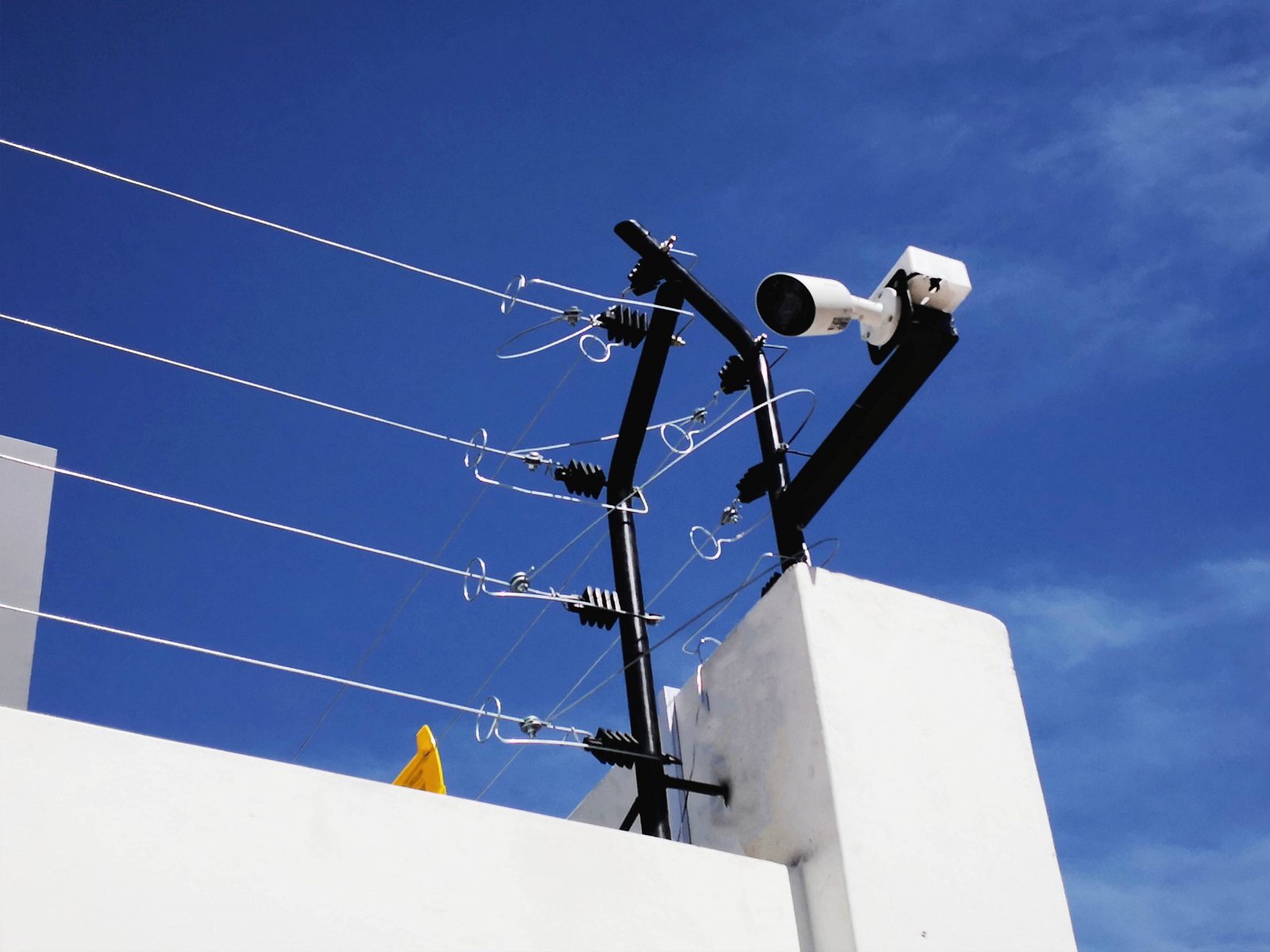 Cámara y cerco eléctrico instalados para proteger un perímetro