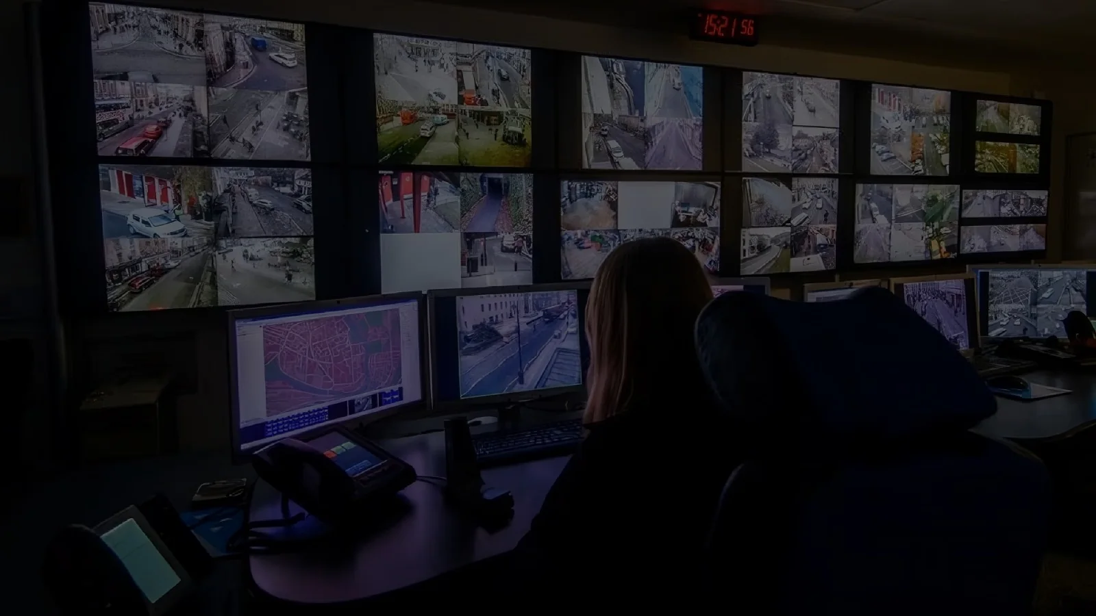 Operadores trabajando en una central de monitoreo de alarmas